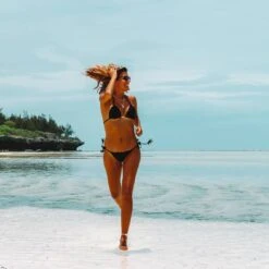 Black Triangle Top With Wavy Edges - Top Ambra Preto Eva -Agua de Coco Shop shop social 2387 1572309569