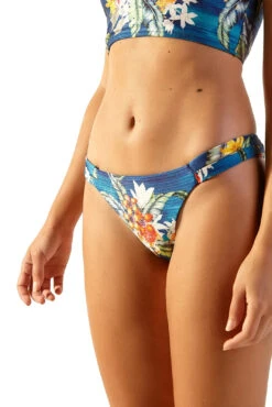 Floral Blue High-neck Crop Top - Top Ilhos Arta -Agua de Coco Shop top blueman top ilhos arta 2